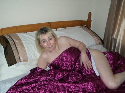 mature lady but with a young mind (and dirty one!) seeking men aged 30-60 for fun times. i am married so cannot do anything serious, this is purely no strings fun. get in touch if interested