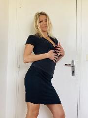 Married looking for casual fun with no strings. Not really got any requirements apart from you being clean  smart and header to please a frustrated woman!.                                    