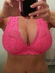 Adorable face wife looking for a hot guy for some nsa crazy hot anything goes sex. Looking for someone to hang out with. I am really wanting to give head and get eaten out.  Must be dd free and very attractive. I am into hot guys. Age isnt that big of a deal to me. Really like guys that can go a few rounds with me. Not into 1 and done type guys. looking to chill have a few drinks get crazy. If  we  click and the sex is good it could lead to a semi-regular thing.                                     