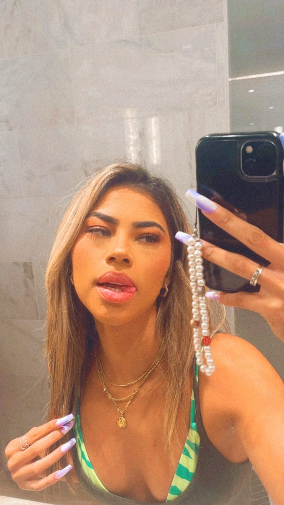 I want to become the greatest lady in the world in terms of pleasing a man. For that to happen, I will need a lot of practice. I am looking for a bloke willing to be with me as I hone my skills. Let me try out my talents for you. I assure you that you will feel nothing but pleasure as I practice on your body.