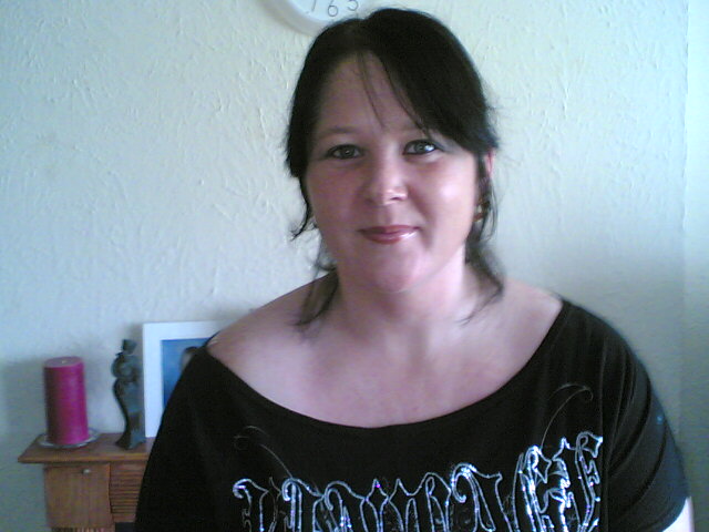 i guess im your typical bored housewife looking for a little extra fun! quite adventurous but have my limits so you should respect those too. prefer married men.