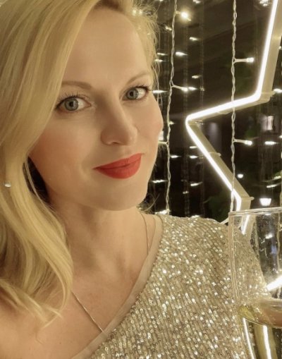 Hi I'm Pauline. In my 40s, divorced and looking for a short-term sexual relationship although would be open to more. Looking for someone who enjoys travel, music, good connection! A well trimmed and great smelling man would be amazing! I'm easy to get on with and love a laugh also nights in or out xx