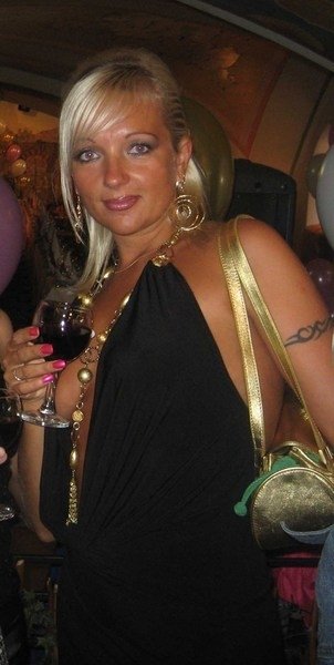 I married young and I though I could be a faithful wife, but a few months in, I knew i was in trouble. My pussy just craved more dicks than i was getting. Bless my hubby's heart, he tried but he just could not keep up with me. I love to dress sexy, in heels and short tight skirts usually no panties, I bend over ALOT! So i need a fuck buddy.