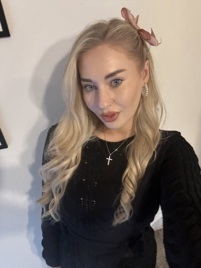 Attached and looking to stay that way but needing extra attention that I'm not getting at home. Would like to find a good looking playmate. A connection in important but also nice to have something pretty to look at :) I'm not looking for a constant 2nd relationship, odd calls and texts are fine, but not full on please, I don't have the time. My husband is good looking just unfortunately with a diminishing libido! I really miss being wanted and touched. I want to keep my family together, but I'm sick of being once a week or even once....if I'm lucky! I have a good figure and a work out and eat healthy but like most women, would be happier thinner!