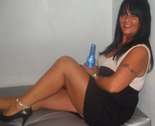 im a loving honest lady who loves meeting new people and trying new experiences im a housewife and i have 3 grown up children over 18 i love to live my life to the full and want to be spoilt and wined and dinned come chat to me guys!