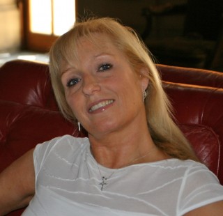 bubbly blue eyed blonde here looking for fun. used to do a bit of modelling but not any more however i am still a bit of an exhibitionist ;) fancy taking some photos of me while we play