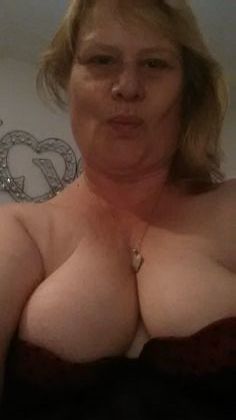 Hi i am single and looking for nsa. I always wear sexy outfit for my sex partner in the bedroom. I enjoy oral giving, receiving oral, anal, i do enjoy teasing with my tongue all over my sex partner's body.