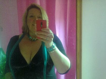 Hey there... If you can string a sentence together, get in touch ;-) Happy n healthy looking for same :-) 5'7, Curvy size 18... Take care Kaz xxx