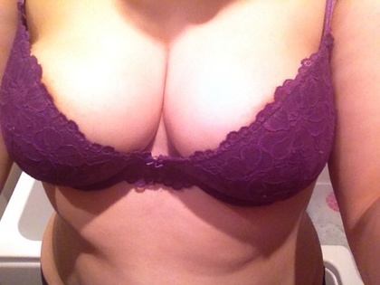 I'm a size 18 just so u know I'm not a skinny but I have plenty of curves ;) ... Looking for some fun and to explore some fantasies, look forward to hearing from you!