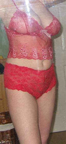 Naughty girl looking for a bit of adventure! I'm interested in NSA fun and love a strong dominant guy in the bedroom, preferably around 6ft tall - if youve got long hair plus stubble/ beard then thats a bonus :) Im not skinny, size 12-14 with G cup :)