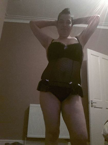 Hi my name is Catherine am 32 I have brown eyes an brown hair medium waist am single looking for nsa x