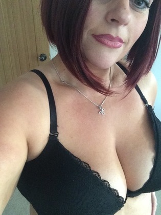 Sexy mature woman who likes younger guys who are good looking and have a good physique. Message me if you fit the bill xx