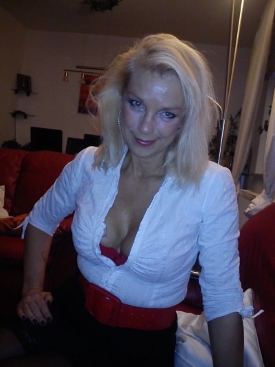 aprettydreamer 51 from Staines upon Thames in Surrey looking for sex contacts