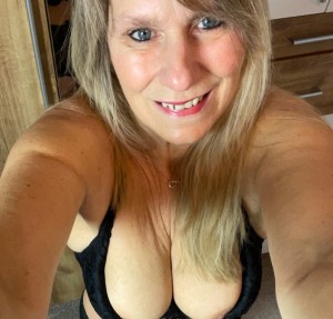 54-year-old British woman from Essex seeking casual sex – real sex contact on Joyium